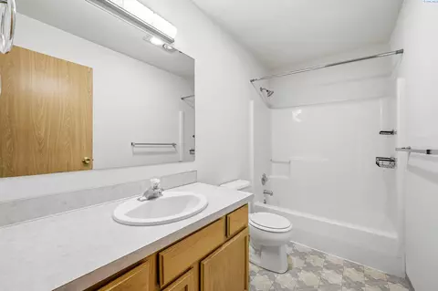 Bath - 333 NW Parr Dr, Pullman, WA 99163 photo 2 of 3