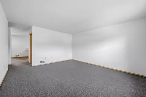 Living - 333 NW Parr Dr, Pullman, WA 99163 photo 2 of 4