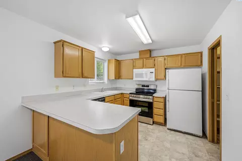 Kitchen - 333 NW Parr Dr, Pullman, WA 99163 photo 3 of 3