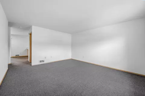 Living - 333 NW Parr Dr, Pullman, WA 99163 photo 2 of 4