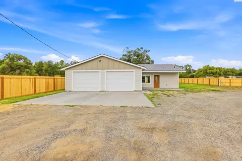 1001 E 7th St, Benton City, WA 99320
