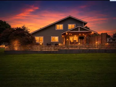 203 E 45th Pl, Kennewick, WA 99337