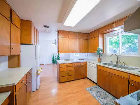 Kitchen - 1205 NW Clifford St, Pullman, WA 99163 photo 2 of 3