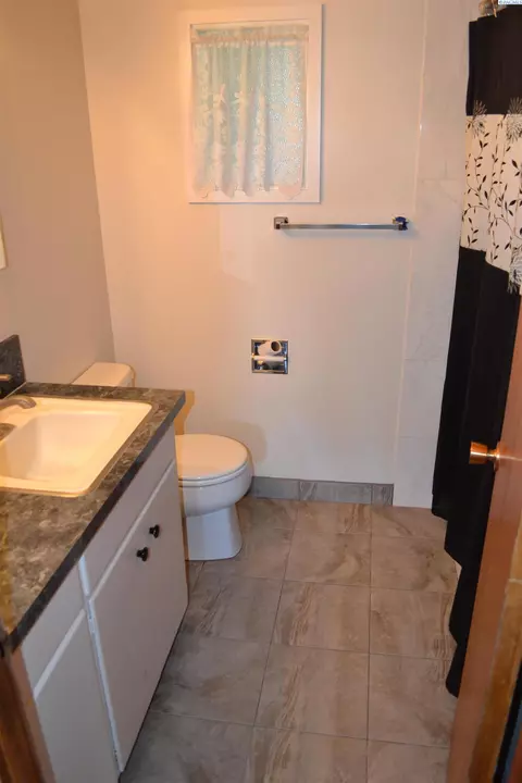 Bath - 1205 NW Clifford St, Pullman, WA 99163 photo 3 of 5