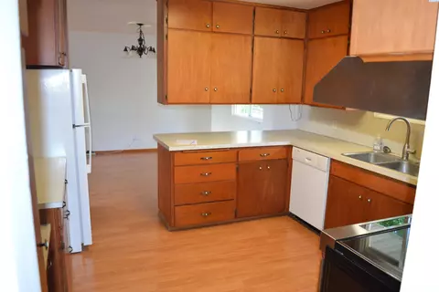 Kitchen - 1205 NW Clifford St, Pullman, WA 99163 photo 7 of 9