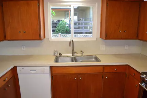 Kitchen - 1205 NW Clifford St, Pullman, WA 99163 photo 3 of 9
