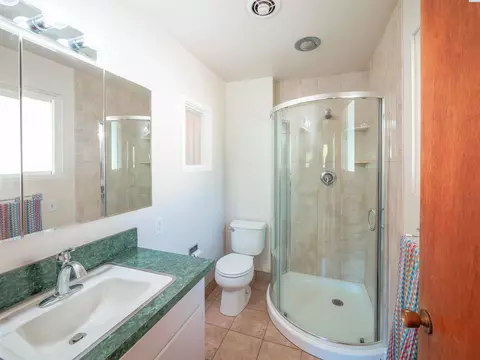 Bath - 1205 NW Clifford St, Pullman, WA 99163 photo 2 of 4
