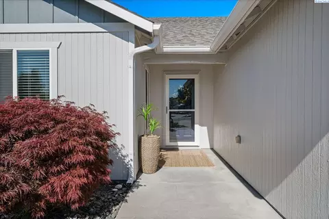3211 S Highlands Blvd, West Richland, WA 99353