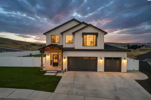 1043 Duke Ln, West Richland, WA 99353