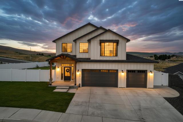 1043 Duke Ln, West Richland, WA 99353