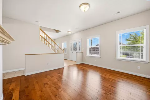 Living - 610 SW Sundance, Pullman, WA 99163 photo 3 of 11