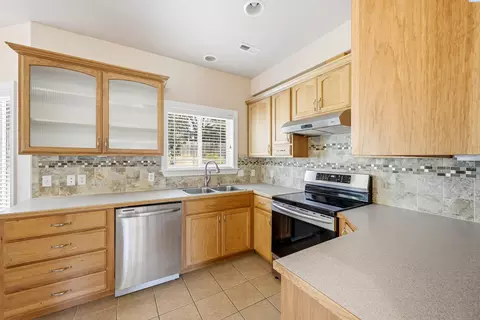 Kitchen - 610 SW Sundance, Pullman, WA 99163 photo 2 of 4