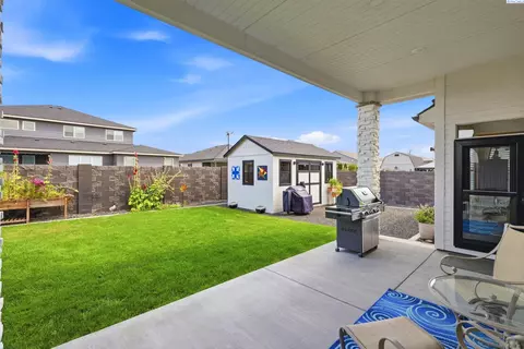 Exterior - 8317 Silver Mound Dr, Pasco, WA 99301 photo 5 of 8