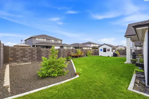 Exterior - 8317 Silver Mound Dr, Pasco, WA 99301 photo 3 of 8