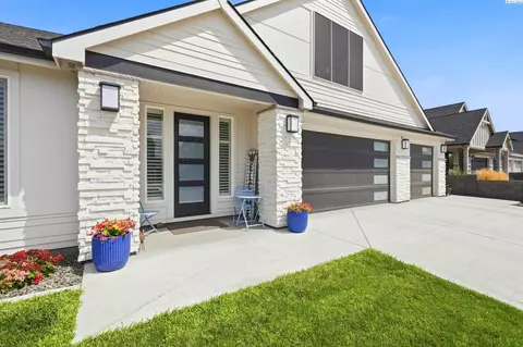 Exterior - 8317 Silver Mound Dr, Pasco, WA 99301 photo 2 of 8