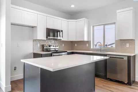 7672 Grapevine Ct, West Richland, WA 99353