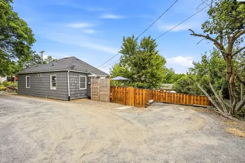 Exterior - 225 SW Blaine St, Pullman, WA 99163 photo 7 of 9