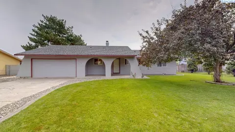 915 S Huntington Pl, Kennewick, WA 99336