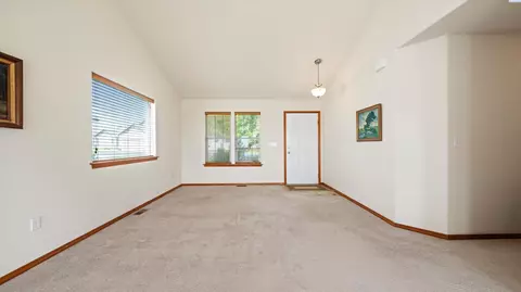 Living - 146 Henley Dr, Pasco, WA 99301 photo 2 of 4