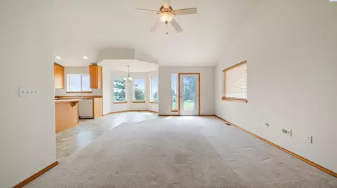 Living - 146 Henley Dr, Pasco, WA 99301 photo 3 of 4