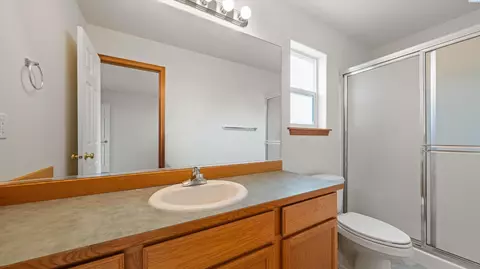 Bath - 146 Henley Dr, Pasco, WA 99301 photo 2 of 2