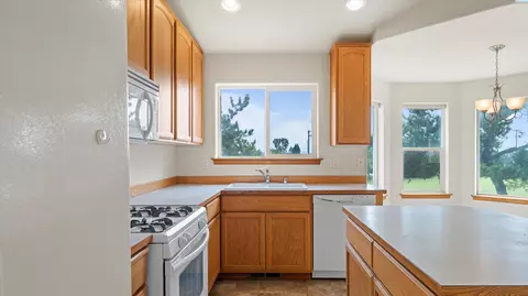 Kitchen - 146 Henley Dr, Pasco, WA 99301 photo 4 of 4