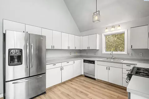 Kitchen - 510 NW State St, Pullman, WA 99163 photo 2 of 3