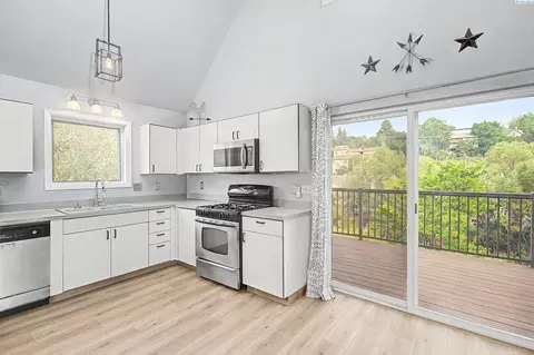 Kitchen - 510 NW State St, Pullman, WA 99163 photo 3 of 3