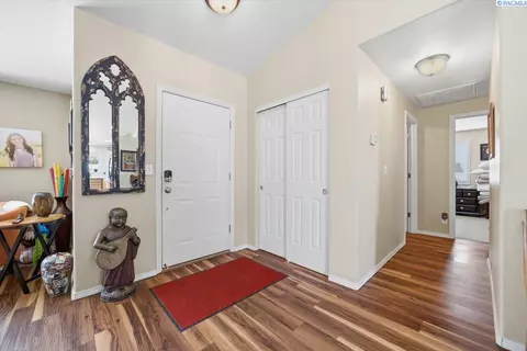 Entry Way - 5004 Arthur Ln, Pasco, WA 99301 photo 1 of 3