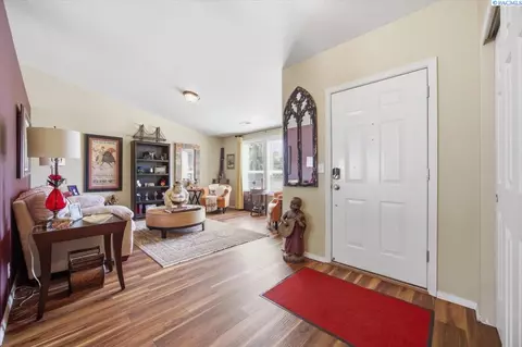 Entry Way - 5004 Arthur Ln, Pasco, WA 99301 photo 2 of 3