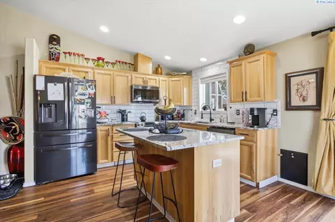 Kitchen - 5004 Arthur Ln, Pasco, WA 99301 photo 3 of 5