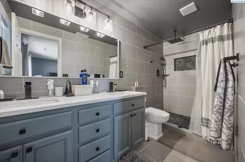 Bath - 5004 Arthur Ln, Pasco, WA 99301 photo 2 of 2