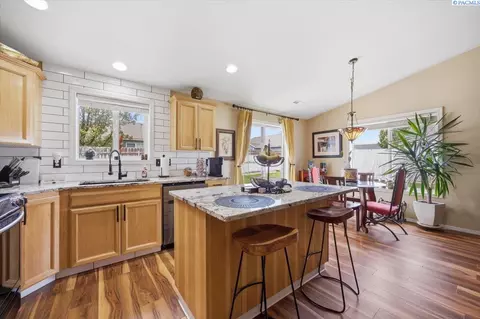 Kitchen - 5004 Arthur Ln, Pasco, WA 99301 photo 2 of 5