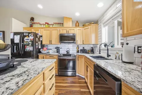 Kitchen - 5004 Arthur Ln, Pasco, WA 99301 photo 4 of 5