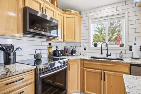 Kitchen - 5004 Arthur Ln, Pasco, WA 99301 photo 5 of 5