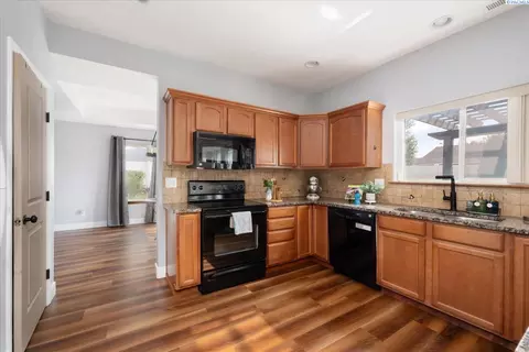 Kitchen - 4015 Twilight Ct, Pasco, WA 99301 photo 2 of 3