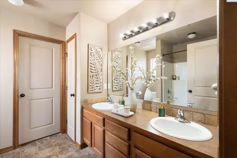 Bath - 4015 Twilight Ct, Pasco, WA 99301 photo 3 of 3