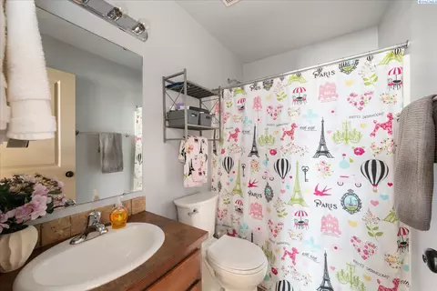 Bath - 4015 Twilight Ct, Pasco, WA 99301 photo 2 of 3