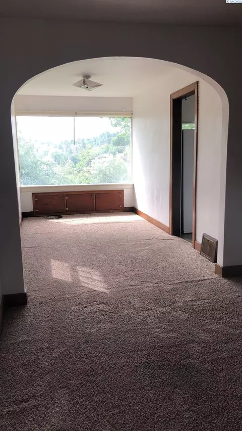 Living - 468-470 NE Maiden Ln, Pullman, WA 99163 photo 3 of 10