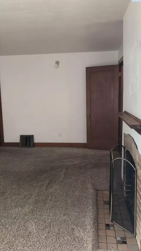 Living - 468-470 NE Maiden Ln, Pullman, WA 99163 photo 9 of 10