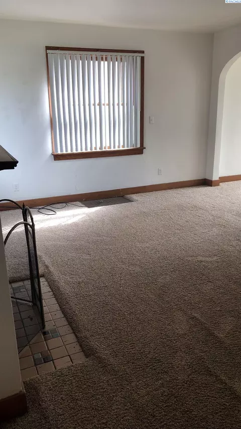 Living - 468-470 NE Maiden Ln, Pullman, WA 99163 photo 2 of 10