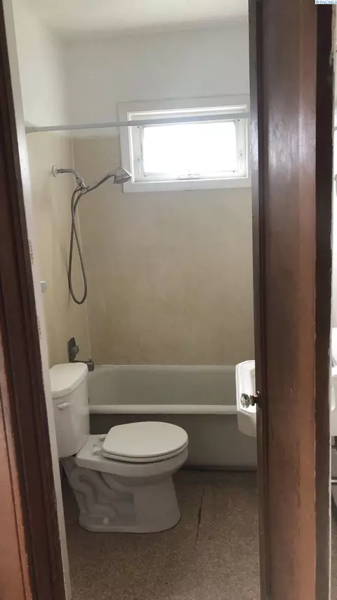 Bath - 468-470 NE Maiden Ln, Pullman, WA 99163 photo 1 of 1