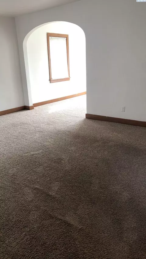 Living - 468-470 NE Maiden Ln, Pullman, WA 99163 photo 8 of 10