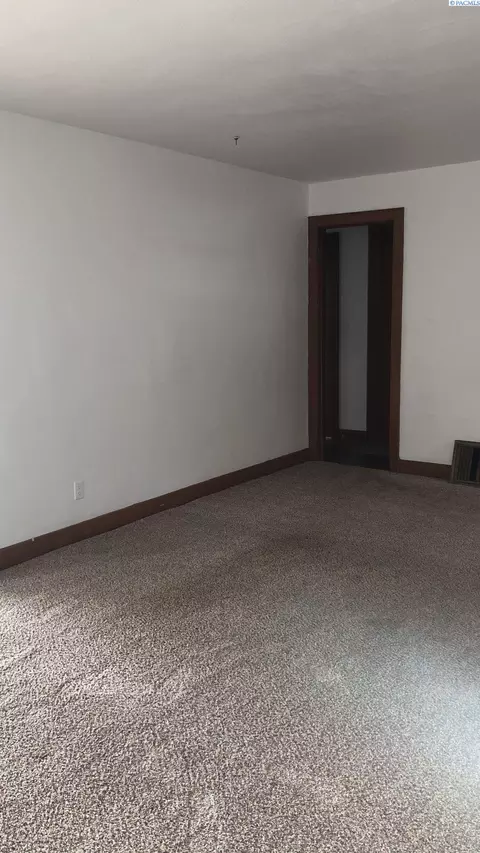 Living - 468-470 NE Maiden Ln, Pullman, WA 99163 photo 6 of 10
