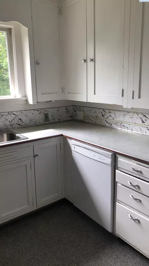 Kitchen - 468-470 NE Maiden Ln, Pullman, WA 99163 photo 5 of 9