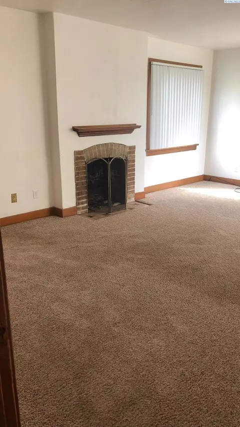 Living - 468-470 NE Maiden Ln, Pullman, WA 99163 photo 5 of 10