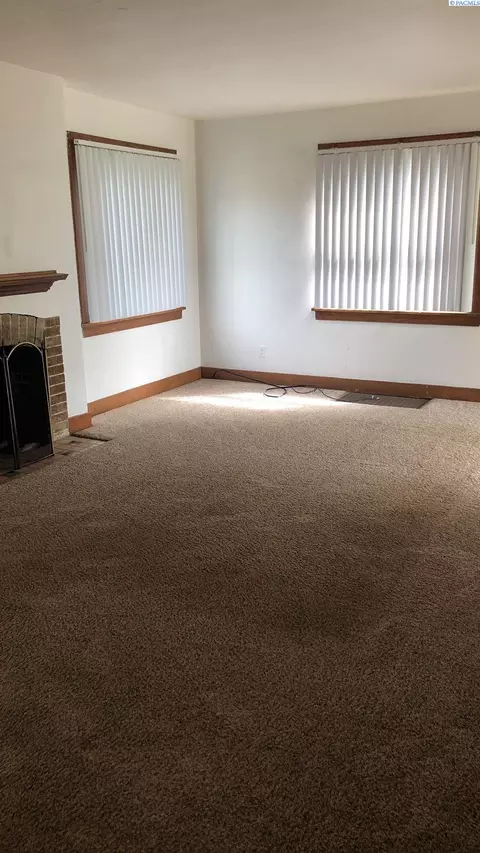 Living - 468-470 NE Maiden Ln, Pullman, WA 99163 photo 1 of 10