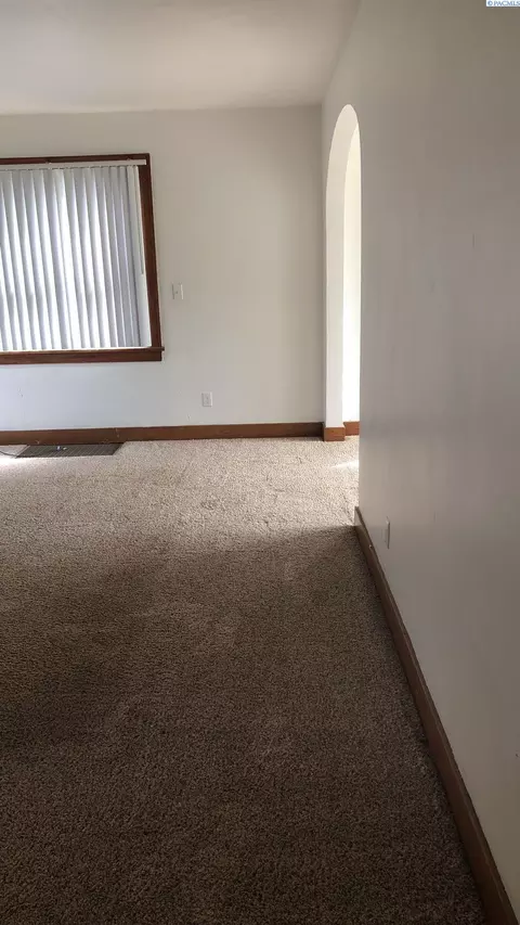 Living - 468-470 NE Maiden Ln, Pullman, WA 99163 photo 7 of 10