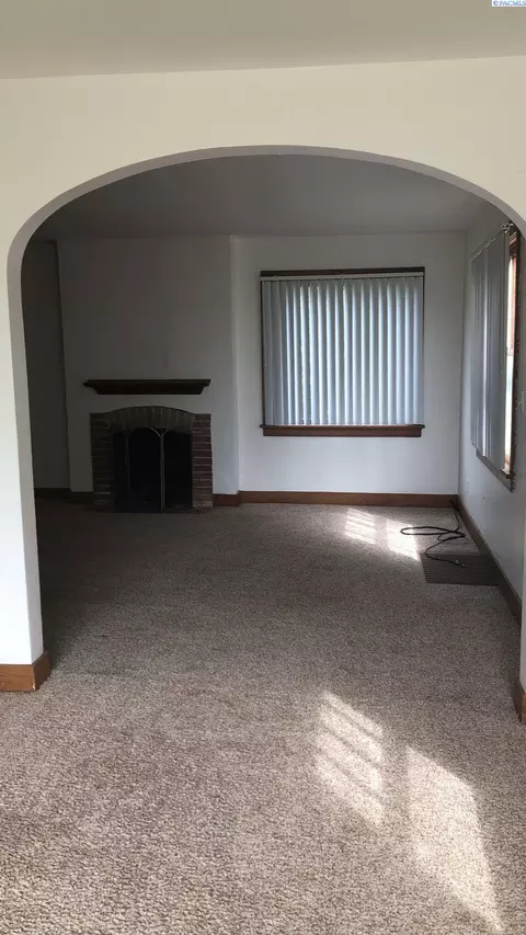 Living - 468-470 NE Maiden Ln, Pullman, WA 99163 photo 4 of 10