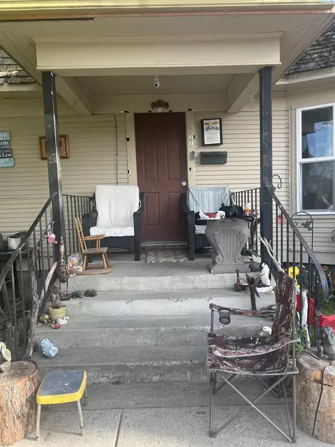 Exterior - 200 E 3rd St, Grandview, WA 98930 photo 2 of 2